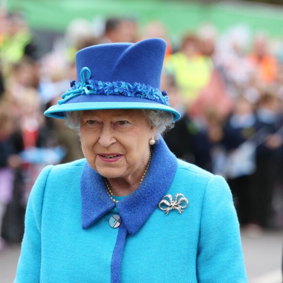 La reine Elizabeth II, accompagnée par son époux le duc d'Edimbourg, inaugurait une nouvelle voie de chemin de fer à la frontière anglo-écossaise le 9 septembre 2015, jour où elle dépassait le record de longévité sur le trône de sa trisaïeule la reine-impératrice Victoria.