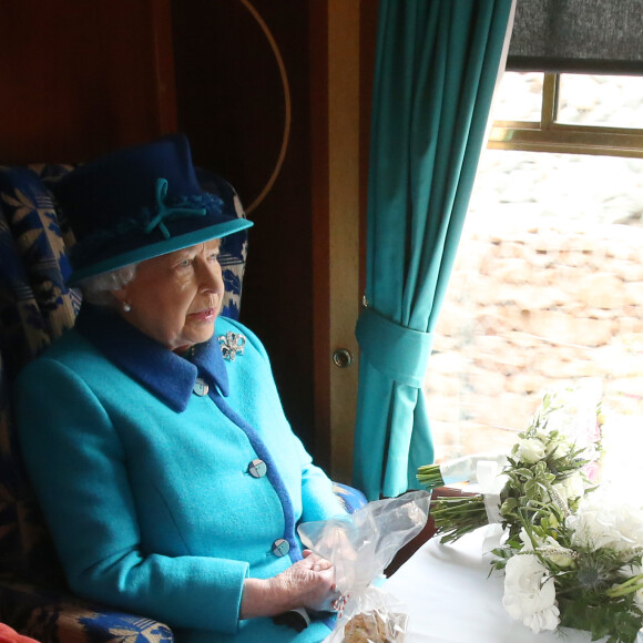 La reine Elizabeth II, accompagnée par son époux le duc d'Edimbourg, inaugurait une nouvelle voie de chemin de fer à la frontière anglo-écossaise le 9 septembre 2015, jour où elle dépassait le record de longévité sur le trône de sa trisaïeule la reine-impératrice Victoria.