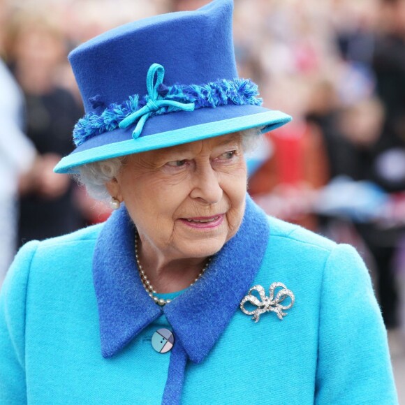 La reine Elizabeth II, accompagnée par son époux le duc d'Edimbourg, inaugurait une nouvelle voie de chemin de fer à la frontière anglo-écossaise le 9 septembre 2015, jour où elle dépassait le record de longévité sur le trône de sa trisaïeule la reine-impératrice Victoria.