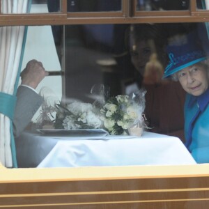 La reine Elizabeth II, accompagnée par son époux le duc d'Edimbourg, inaugurait une nouvelle voie de chemin de fer à la frontière anglo-écossaise le 9 septembre 2015, jour où elle dépassait le record de longévité sur le trône de sa trisaïeule la reine-impératrice Victoria.