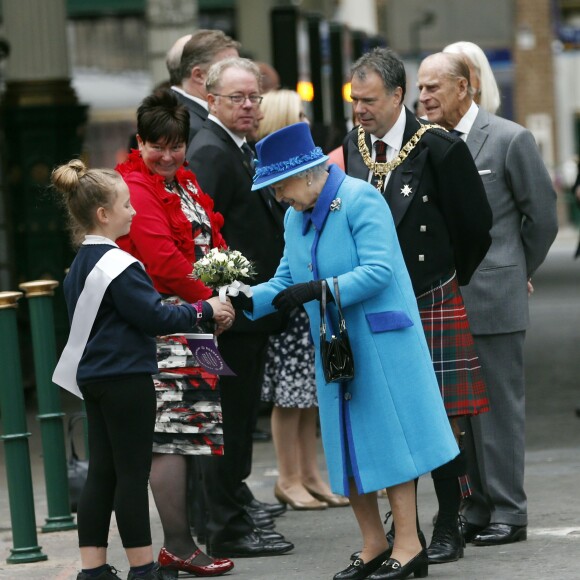 La reine Elizabeth II, accompagnée par son époux le duc d'Edimbourg, inaugurait une nouvelle voie de chemin de fer à la frontière anglo-écossaise le 9 septembre 2015, jour où elle dépassait le record de longévité sur le trône de sa trisaïeule la reine-impératrice Victoria.