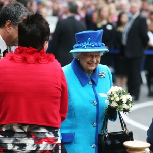 La reine Elizabeth II, accompagnée par son époux le duc d'Edimbourg, inaugurait une nouvelle voie de chemin de fer à la frontière anglo-écossaise le 9 septembre 2015, jour où elle dépassait le record de longévité sur le trône de sa trisaïeule la reine-impératrice Victoria.