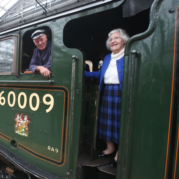 La reine Elizabeth II, accompagnée par son époux le duc d'Edimbourg, inaugurait une nouvelle voie de chemin de fer à la frontière anglo-écossaise le 9 septembre 2015, jour où elle dépassait le record de longévité sur le trône de sa trisaïeule la reine-impératrice Victoria.