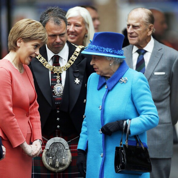 La reine Elizabeth II, accompagnée par son époux le duc d'Edimbourg, inaugurait une nouvelle voie de chemin de fer à la frontière anglo-écossaise le 9 septembre 2015, jour où elle dépassait le record de longévité sur le trône de sa trisaïeule la reine-impératrice Victoria.