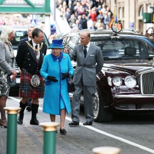 La reine Elizabeth II, accompagnée par son époux le duc d'Edimbourg, inaugurait une nouvelle voie de chemin de fer à la frontière anglo-écossaise le 9 septembre 2015, jour où elle dépassait le record de longévité sur le trône de sa trisaïeule la reine-impératrice Victoria.