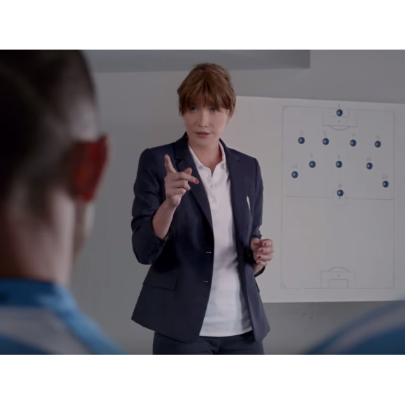 Carla Bruni, coach en pleine causerie avec ses joueurs dans le film de la campagne "Prendre un virage" réalisé par Dominique Farrugia pour Ford. Septembre 2015.