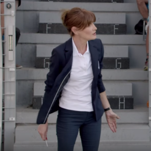 Carla Bruni, en colère face à un arbitre de touche dans le film de la campagne "Prendre un virage" réalisé par Dominique Farrugia pour Ford. Septembre 2015.