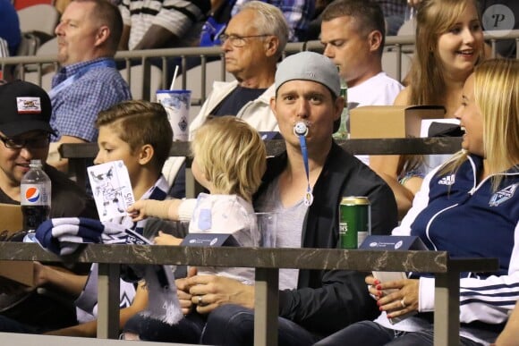 Exclusif - Michael Bublé est allé voir un match de football de l'équipe des Whitecaps avec son fils Noah à Vancouver. Le 26 août 2015