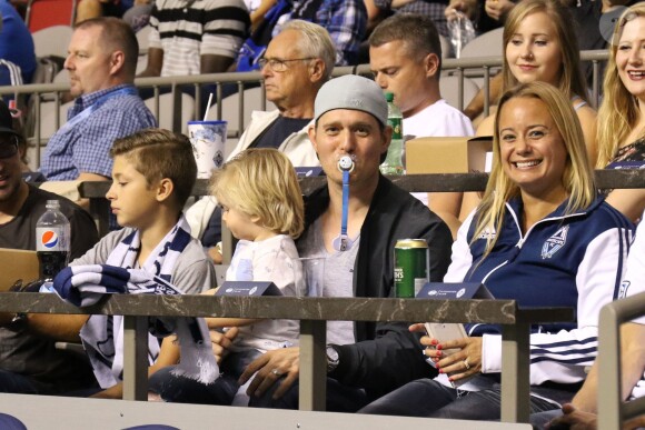 Exclusif - Michael Bublé est allé voir un match de football de l'équipe des Whitecaps avec son fils Noah à Vancouver. Le 26 août 2015