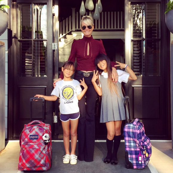 Jade et Joy, accompagnées de leur maman, Laeticia Hallyday, quittent leur maison pour leur rentrée des classes au Lycée français de Pacific Palisades, le 8 septembre 2015.