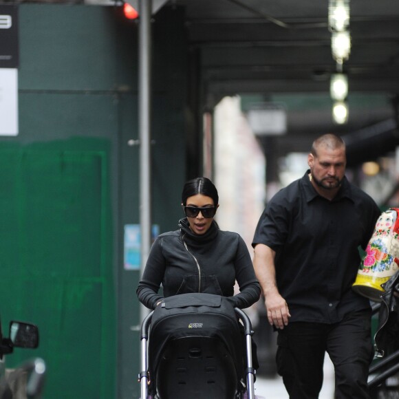 Kim Kardashian et sa fille North West, en poussette, se promènent à SoHo. New York, le 10 septembre 2015.