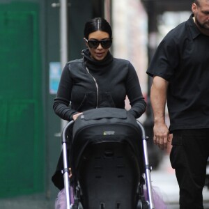 Kim Kardashian et sa fille North West, en poussette, se promènent à SoHo. New York, le 10 septembre 2015.