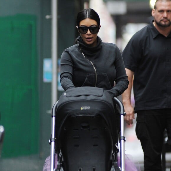 Kim Kardashian et sa fille North West, en poussette, se promènent à SoHo. New York, le 10 septembre 2015.