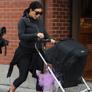 Kim Kardashian et sa fille North West, en poussette, se promènent à SoHo. New York, le 10 septembre 2015.