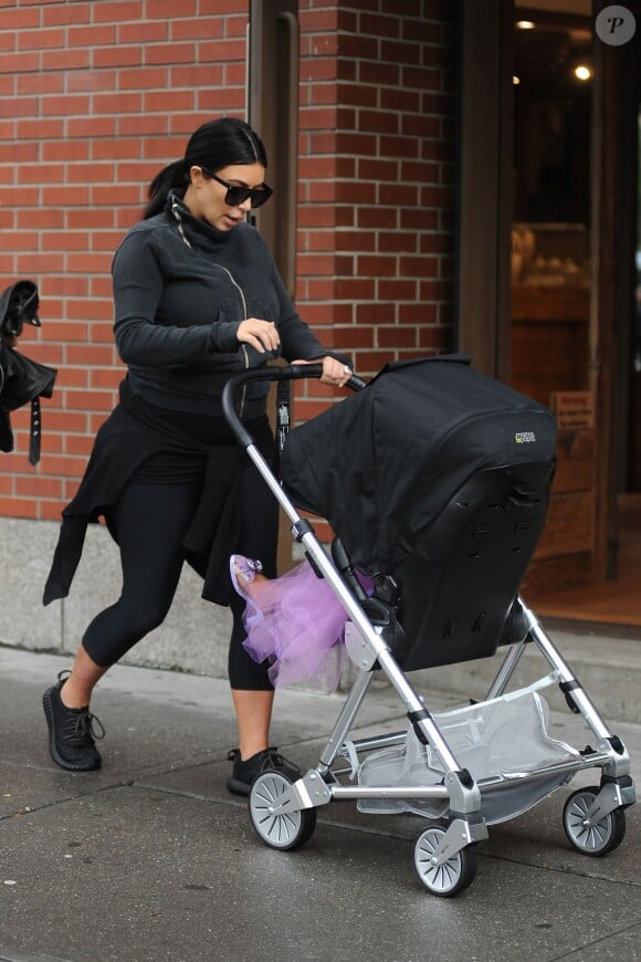 Kim Kardashian et sa fille North West, en poussette, se promènent à SoHo. New York, le 10 septembre 2015.