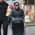 Kim Kardashian et sa fille North West, en poussette, se promènent à SoHo. New York, le 10 septembre 2015.