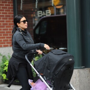 Kim Kardashian et sa fille North West, en poussette, se promènent à SoHo. New York, le 10 septembre 2015.