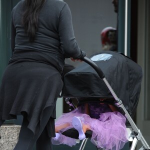 North West, en poussette, avec sa mère Kim Kardashian à SoHo. New York, le 10 septembre 2015.