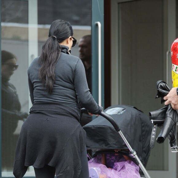 Kim Kardashian et sa fille North West, en poussette, se promènent à SoHo. New York, le 10 septembre 2015.