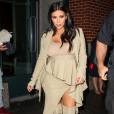 Kim Kardashian, tout de crème vêtue avec une tenue Givenchy (collection croisière 2016) et des bottes Yeezy Season 2 (par Kanye West pour adidas), quitte son appartement à SoHo. New York, le 10 septembre 2015.