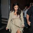 Kim Kardashian, tout de crème vêtue avec une tenue Givenchy (collection croisière 2016) et des bottes Yeezy Season 2 (par Kanye West pour adidas), quitte son appartement à SoHo. New York, le 10 septembre 2015.
