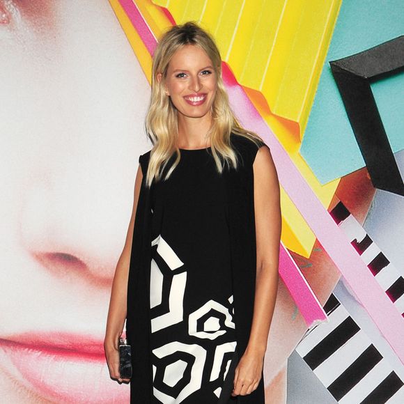 Karolina Kurkova, enceinte, assiste au défilé Desigual printemps-été 2016 au Skylight at Moynihan Station. New York, le 10 septembre 2015.