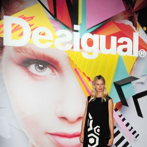 Karolina Kurkova, enceinte, assiste au défilé Desigual printemps-été 2016 au Skylight at Moynihan Station. New York, le 10 septembre 2015.