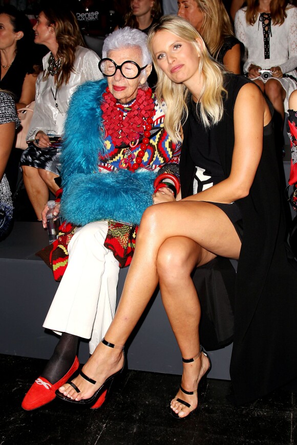 Iris Apfel et Karolina Kurkova, enceinte, assistent au défilé Desigual printemps-été 2016 au Skylight at Moynihan Station. New York, le 10 septembre 2015.