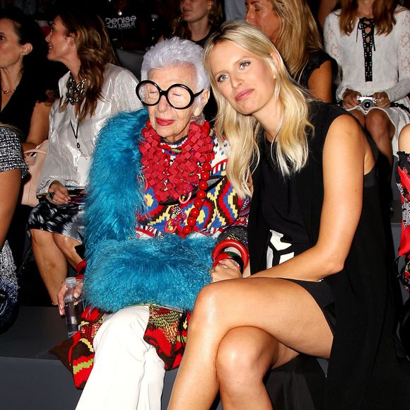 Iris Apfel et Karolina Kurkova, enceinte, assistent au défilé Desigual printemps-été 2016 au Skylight at Moynihan Station. New York, le 10 septembre 2015.
