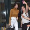 Kendall Jenner quitte l'appartement de son beau-frère Kanye West à SoHo, habillée d'un pull moutarde A.L.C (modèle Milo), d'un pantalon Isabel Marant (modèle Nepos) et de chaussures noires. Un sac Givenchy (modèle Lucrezia) et des lunettes accessoirisent sa tenue. New York, le 10 septembre 2015.