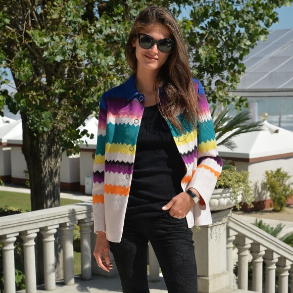 Elisa Sednaoui à la 72e Mostra de Venise, porte des lunettes de soleil Fendi (modèle Paradeyes, collection automne-hiver 2015) et un manteau Missoni (collection croisière 2016). Le 10 septembre 2015.