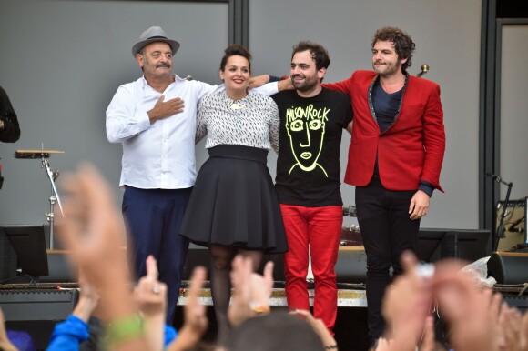 La famille Chedid, Louis, Matthieu, Joseph et Anna, réunie pour un concert lors de la Fête de l'Humanité 2015 dans le Parc de la Courneuve en région parisienne, le 13 septembre 2015