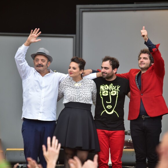 La famille Chedid, Louis, Matthieu, Joseph et Anna, réunie pour un concert lors de la Fête de l'Humanité 2015 dans le Parc de la Courneuve en région parisienne, le 13 septembre 2015