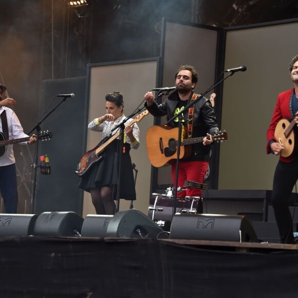 La famille Chedid, Louis, Matthieu, Joseph et Anna, réunie pour un concert lors de la Fête de l'Humanité 2015 dans le Parc de la Courneuve en région parisienne, le 13 septembre 2015