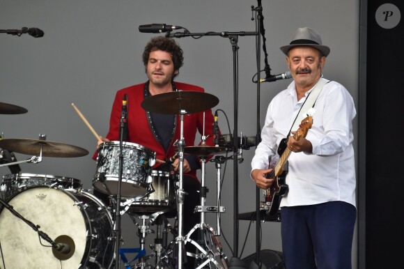 La famille Chedid, Louis et Matthieu réunis pour un concert lors de la Fête de l'Humanité 2015 dans le Parc de la Courneuve en région parisienne, le 13 septembre 2015