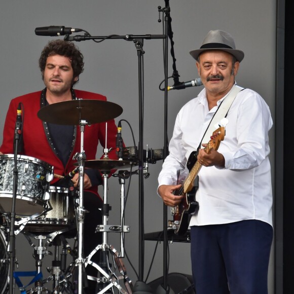 La famille Chedid, Louis et Matthieu réunis pour un concert lors de la Fête de l'Humanité 2015 dans le Parc de la Courneuve en région parisienne, le 13 septembre 2015