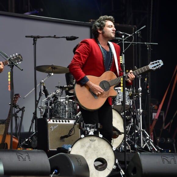 La famille Chedid, Louis et Matthieu, réunie pour un concert lors de la Fête de l'Humanité 2015 dans le Parc de la Courneuve en région parisienne, le 13 septembre 2015