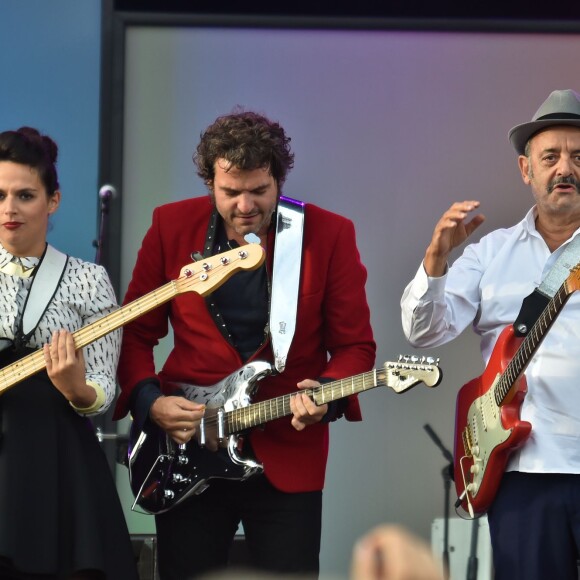 La famille Chedid, Louis, Matthieu, Joseph et Anna, réunie pour un concert lors de la Fête de l'Humanité 2015 dans le Parc de la Courneuve en région parisienne, le 13 septembre 2015