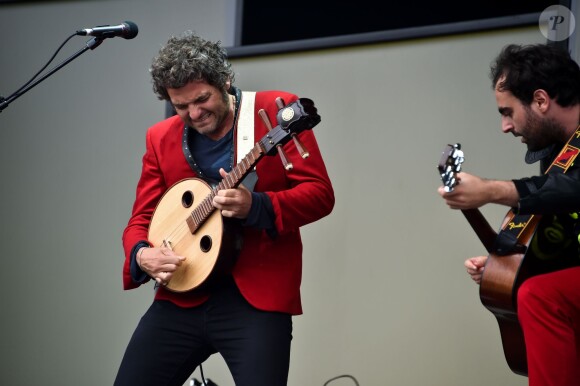 Matthieu et Joseph Chedid réunis pour un concert lors de la Fête de l'Humanité 2015 dans le Parc de la Courneuve en région parisienne, le 13 septembre 2015