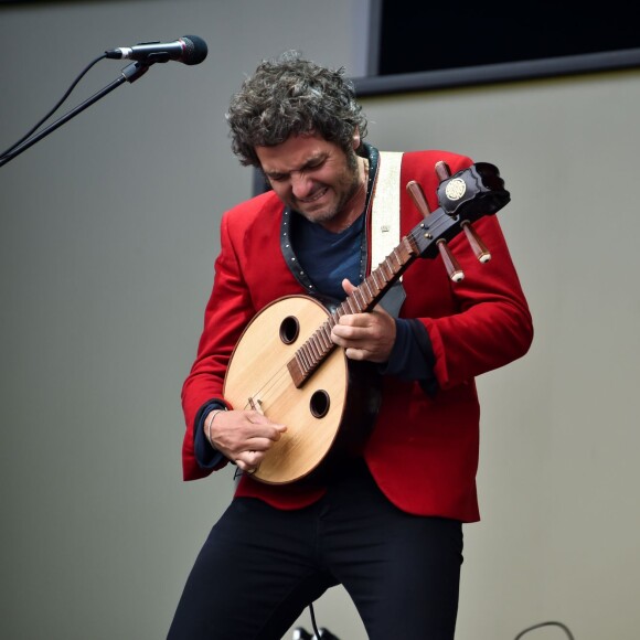 Matthieu et Joseph Chedid réunis pour un concert lors de la Fête de l'Humanité 2015 dans le Parc de la Courneuve en région parisienne, le 13 septembre 2015