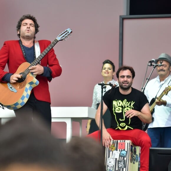 La famille Chedid, Louis, Matthieu, Joseph et Anna, réunie pour un concert lors de la Fête de l'Humanité 2015 dans le Parc de la Courneuve en région parisienne, le 13 septembre 2015