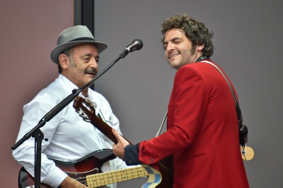 Louis et Matthieu Chedid réunis pour un concert lors de la Fête de l'Humanité 2015 dans le Parc de la Courneuve en région parisienne, le 13 septembre 2015