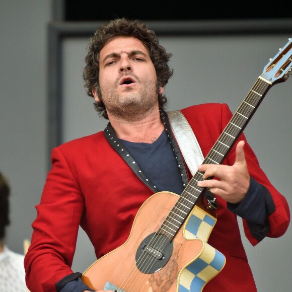 Louis Chedid en concert lors de la Fête de l'Humanité 2015 dans le Parc de la Courneuve en région parisienne, le 13 septembre 2015