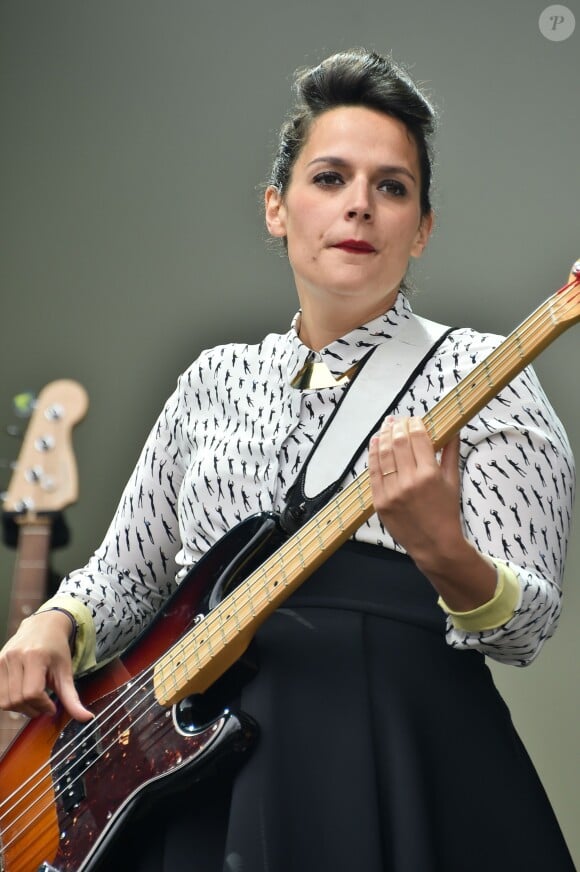 Anna Chedid lors d'un concert pour la Fête de l'Humanité 2015 dans le Parc de la Courneuve en région parisienne, le 13 septembre 2015