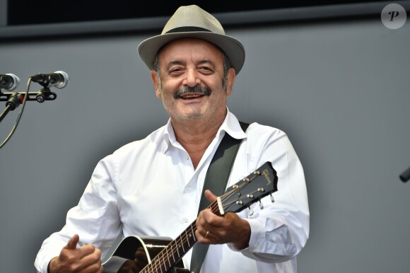 Louis Chedid lors d'un concert lors de la Fête de l'Humanité 2015 dans le Parc de la Courneuve en région parisienne, le 13 septembre 2015