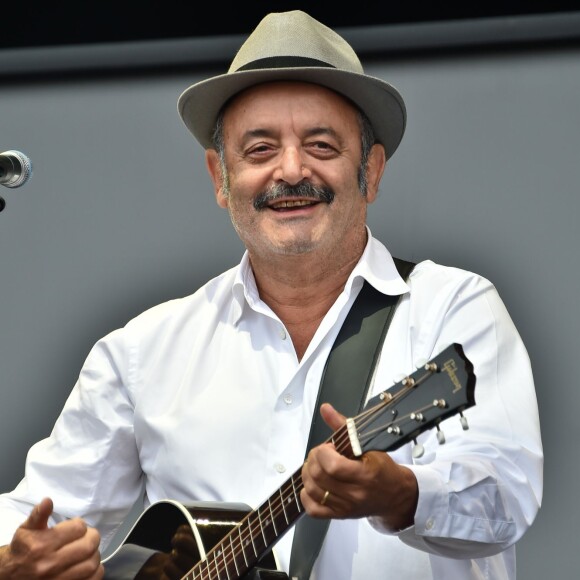 Louis Chedid lors d'un concert lors de la Fête de l'Humanité 2015 dans le Parc de la Courneuve en région parisienne, le 13 septembre 2015