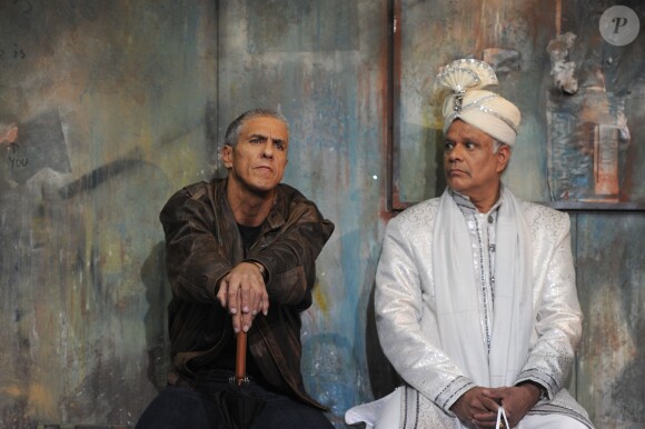Samy Naceri et Karunakaran lors du filage de la pièce "L'indien cherche le Bronx" au Théâtre du Petit Gymnase à Paris le 13 janvier 2015