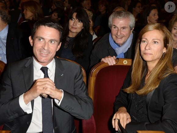 Manuel Valls et sa femme Anne Gravoin, Claude Lelouch et sa compagne Valérie Perrin - Générale de la pièce de théâtre "Le Mensonge" au théâtre Edouard VII à Paris, le 14 septembre 2015.