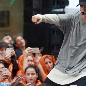 Justin Bieber (cheveux blonds platine) donne un concert sur le plateau de l'émission "Today Show" au Rockefeller Center à New York, le 10 septembre 2015.