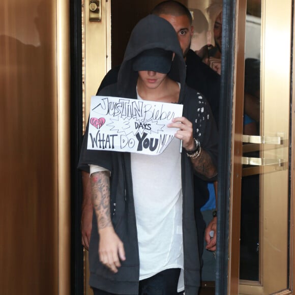 Justin Bieber sort de l'émission "Elvis Duran show" et signe des autographes à New York, le 24 août 2015.